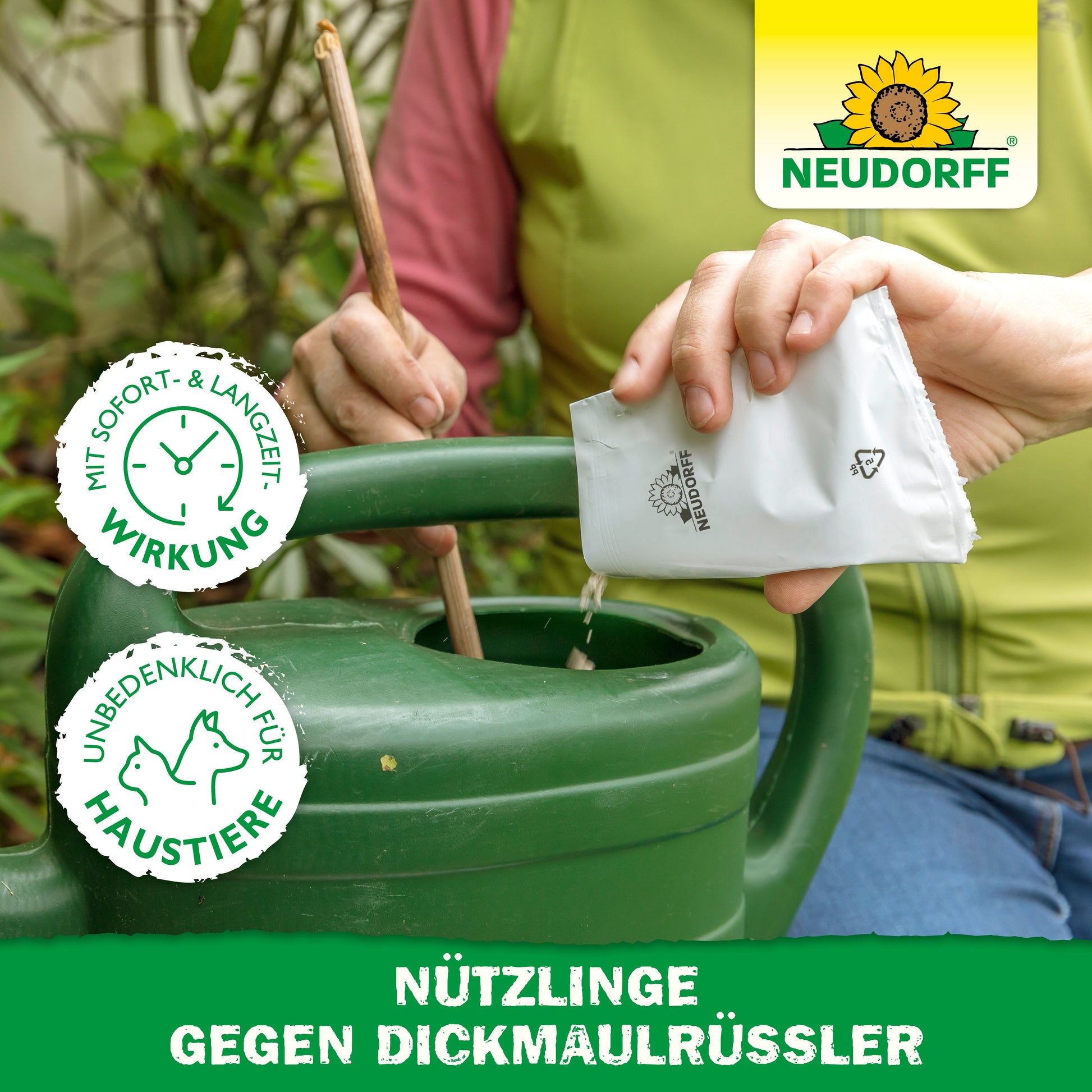 Eine Person schüttet ein weißes Päckchen in eine grüne Gießkanne und verwendet die Nützlinge gegen Dickmaulrüssler von Neudorff Shop zur natürlichen Bekämpfung des Reblausbefalls. Die Aufkleber heben die sofortige und nachhaltige Wirkung sowie die Sicherheit der Haustiere hervor. Das Logo und der Produktname sind sichtbar.
