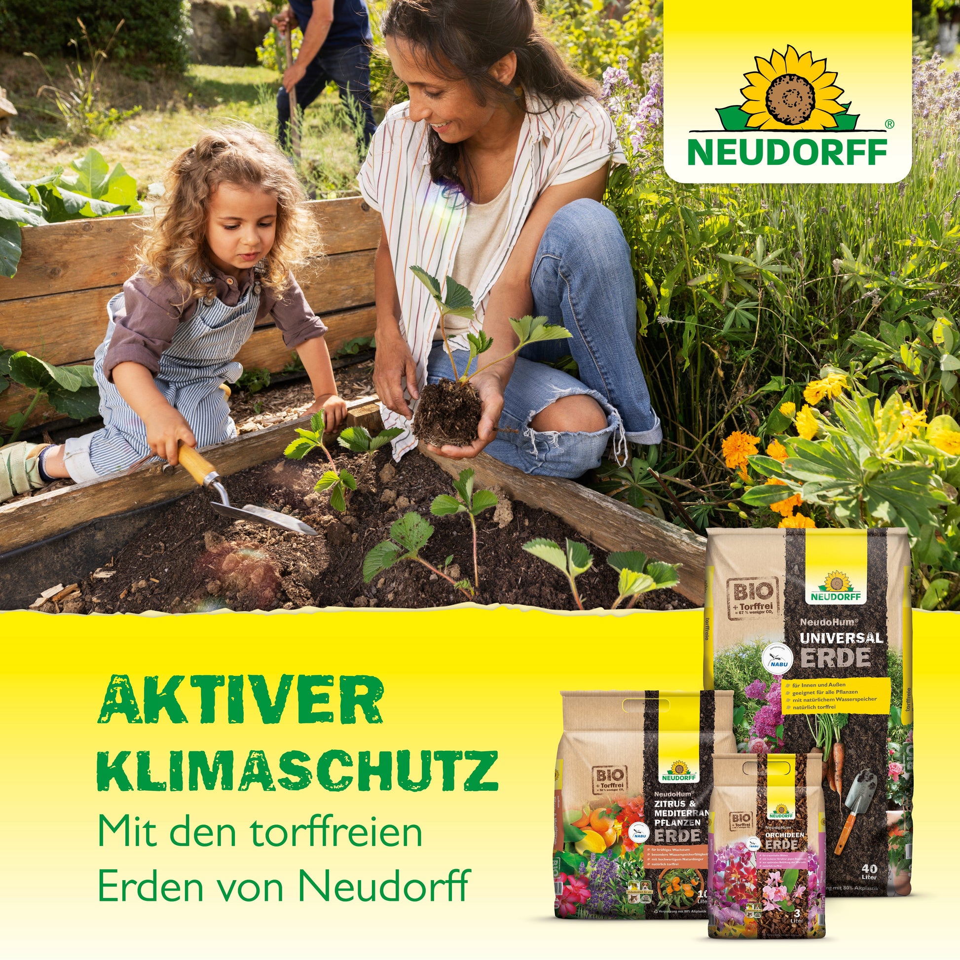 Eine Frau und ein junges Mädchen gärtnern gemeinsam und pflanzen Setzlinge in ein Hochbeet, das mit dem NeudoHum Hochbeet & GewächshausErde von Neudorff Shop gefüllt ist. Die torffreien Säcke im Vordergrund unterstreichen die klimafreundliche Bepflanzung.
