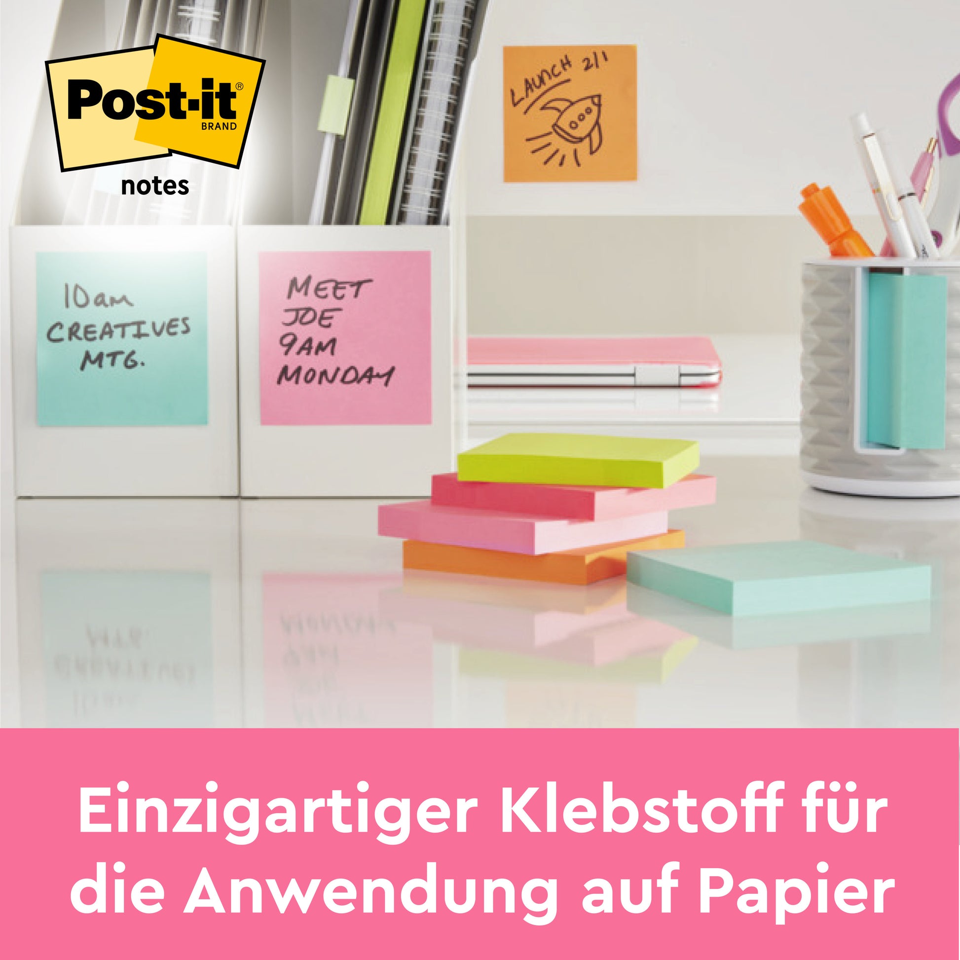 Mehrere Post-it® Notes Würfel (76 x 76 mm, 450 Blatt, 100% PEFC) von 3M Deutschland GmbH liegen auf einem Schreibtisch mit Stiften und Papier. Im Hintergrund sind das Post-it-Logo und eine deutschsprachige Werbebotschaft zu sehen.