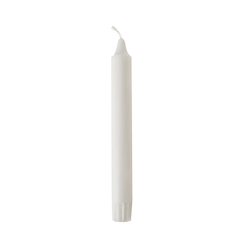 Die PAPSTAR 30 Kronkerzen Ø 2,2 cm weiß aus 100 % Stearin der PAPSTAR GmbH verleihen mit ihrem klassischen weißen Design und dem sichtbaren Docht jedem Ambiente einen eleganten Kerzenstil.