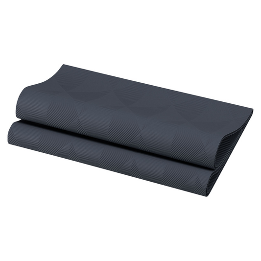 Eine gefaltete Serviette in Dunkelgrau mit dezentem geometrischem Muster von Duni GmbH strahlt mit ihrer schimmernden Optik Eleganz aus.