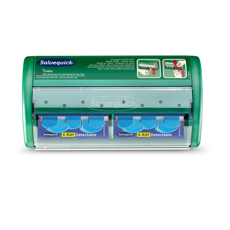 Der Salvequick röntgendetektierbarer Pflasterspender von Orkla Wound Care AB lässt sich an der Wand befestigen, enthält 2x30 blaue, röntgendetektierbare Pflasternachfüllungen, verfügt über transparente Paneele, um den Inhalt zu zeigen, und hat eine Gebrauchsanleitung auf der Oberseite.