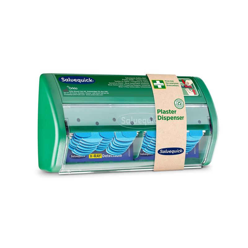 Der Orkla Wound Care AB Salvequick röntgendetektierbarer Pflasterspender weist im Inneren sichtbare blaue, röntgendetektierbare Pflaster auf. Er wird mit 2x30 Gipsnachfüllungen geliefert und hat eine klare Vorderseite sowie eine beschriftete braune Papierbanderole.