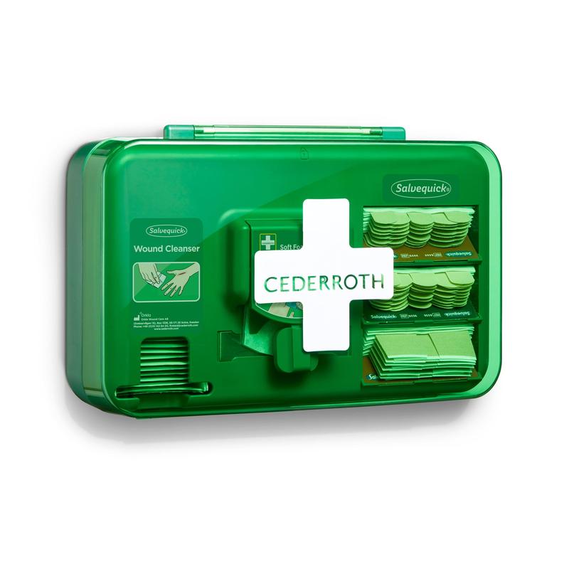 Ein grüner Orkla Wound Care AB Cederroth Wundpflegespender (20,3 x 30,6 x 15,5 cm) für die Wandmontage, der als Set mit Verbänden und Wundreinigungspackungen geliefert wird; mit einem weißen Kreuz und dem Cederroth-Logo auf der Vorderseite.