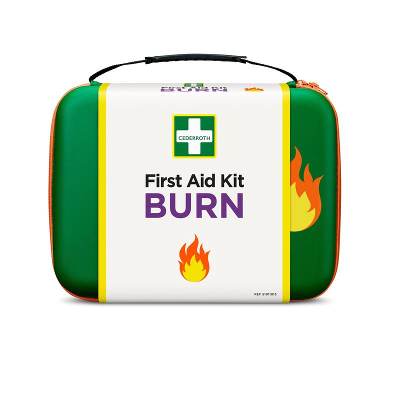 Ein grün-weißer Verbandskasten mit der Aufschrift "Cederroth erste-hilfe-set für verbrennungen" mit Flammensymbolen und einem oberen Griff. Der Markenname "Orkla Wound Care AB" ist über einem grünen Kreuz auf dem Koffer abgebildet.