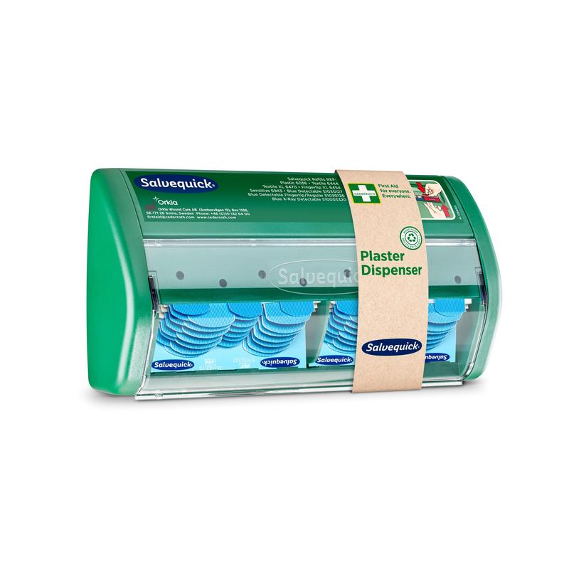 Ein Salvequick-Pflasterspender von Orkla Wound Care AB hat eine transparente Vorderseite und spendet blaue, detektierbare Pflaster; ein braunes Papierband kennzeichnet ihn als Pflasterspender".