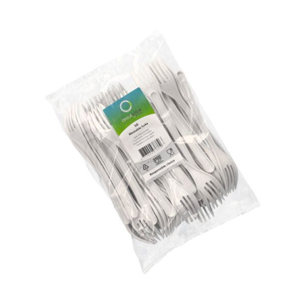 In einer durchsichtigen Plastiktüte liegen mehrere ordentlich gestapelte weiße Einweggabeln. Die Verpackung trägt ein Etikett mit Produktdetails und dem Logo von Circulware by Haval. Diese Circulware by Haval Gabeln sind aus recycelbarem Polypropylen hergestellt und bieten Komfort, ohne Kompromisse bei der Umweltverantwortung einzugehen.