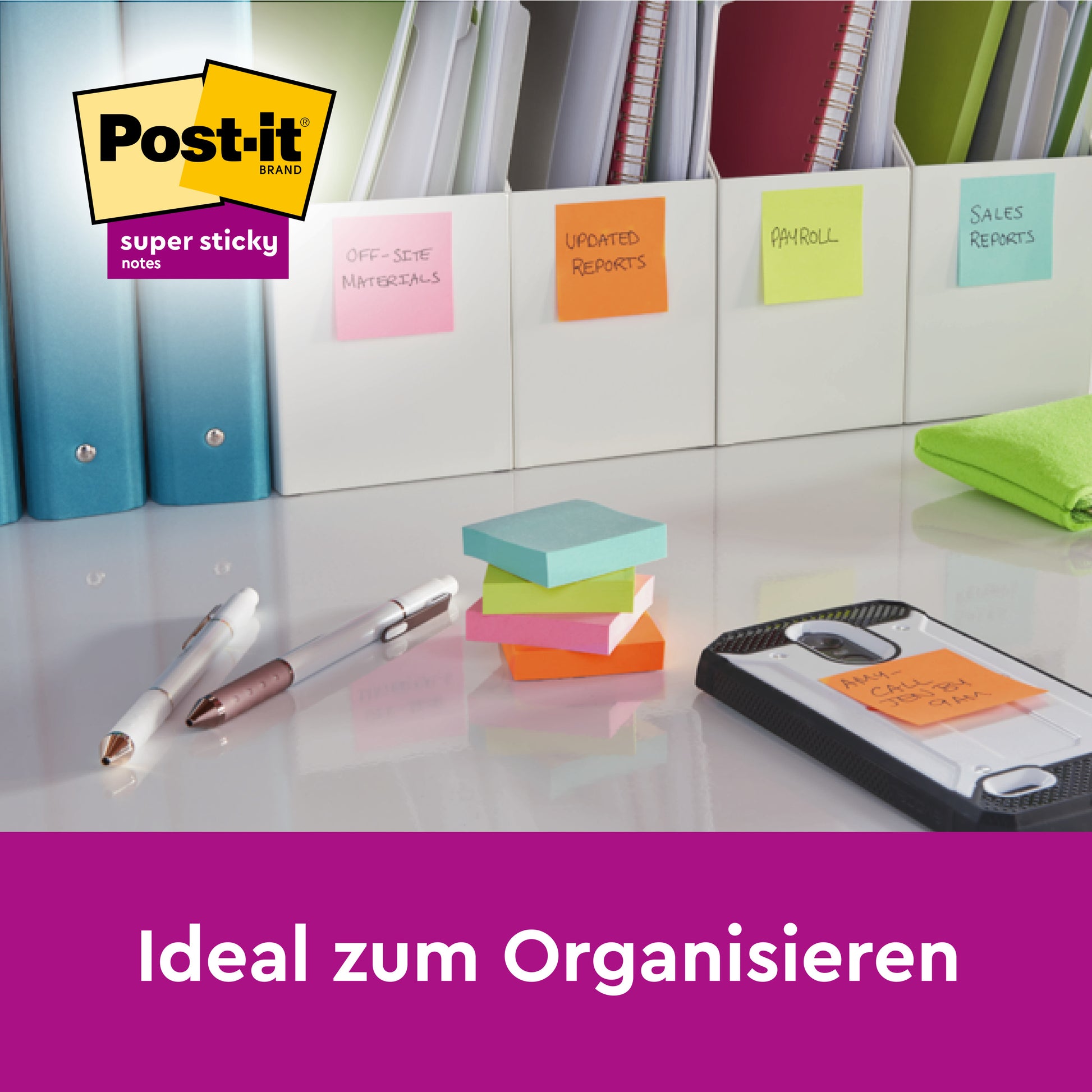Auf einem Schreibtisch steht die 3M Deutschland GmbH Post-it® Super Sticky Notes 6820S3, 76 x 76 mm, in neongrün, pink, gelb; auf dem Etikett steht "extra starke Klebekraft Haftnotizen" und deutscher Text: "Ideal zum Organisieren.