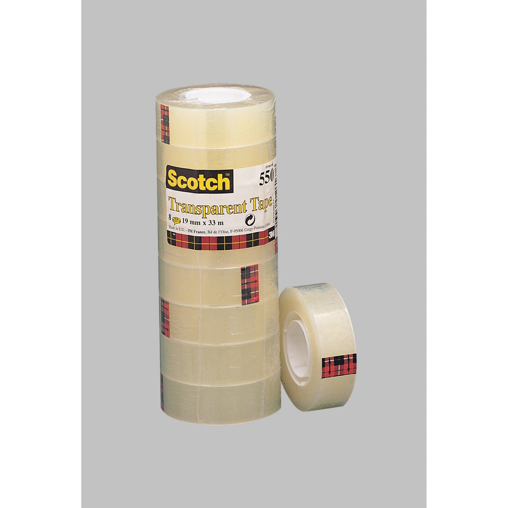Sieben Rollen Scotch® Transparentes Klebeband 550 der 3M Deutschland GmbH mit gelben und schwarzen Etiketten sind neben einer einzigen Rolle gestapelt, alle auf einem einfarbig grauen Hintergrund.