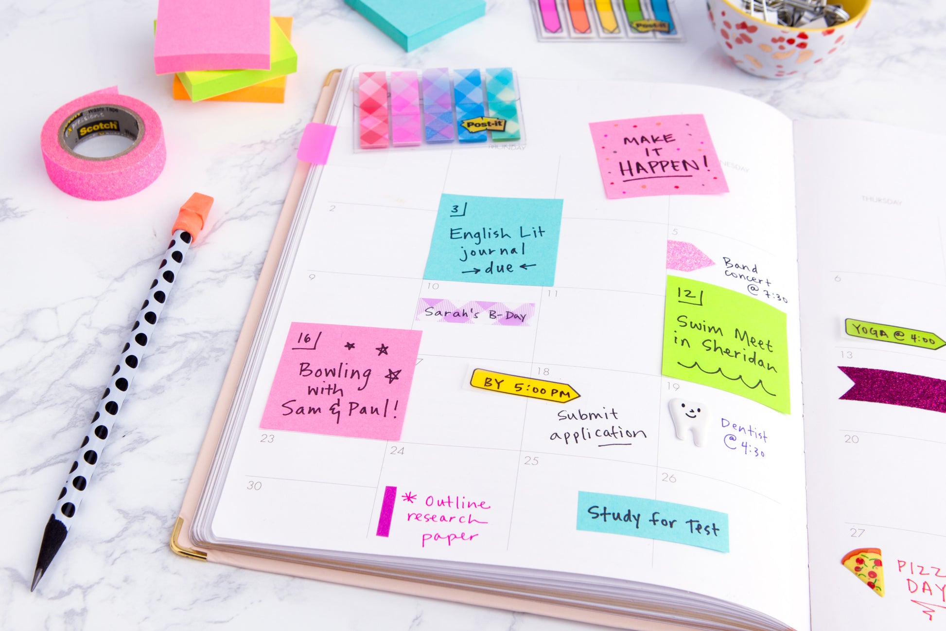 Ein offener Planer mit bunten Post-it® Notes Würfel (76 mm x 76 mm, 450 Blatt/Block, 100% PEFC) von 3M Deutschland GmbH mit handschriftlichen Erinnerungen. In der Nähe befinden sich Stifte, Washi-Tape, weitere Haftnotizen und Büroklammern auf einer weißen Fläche.