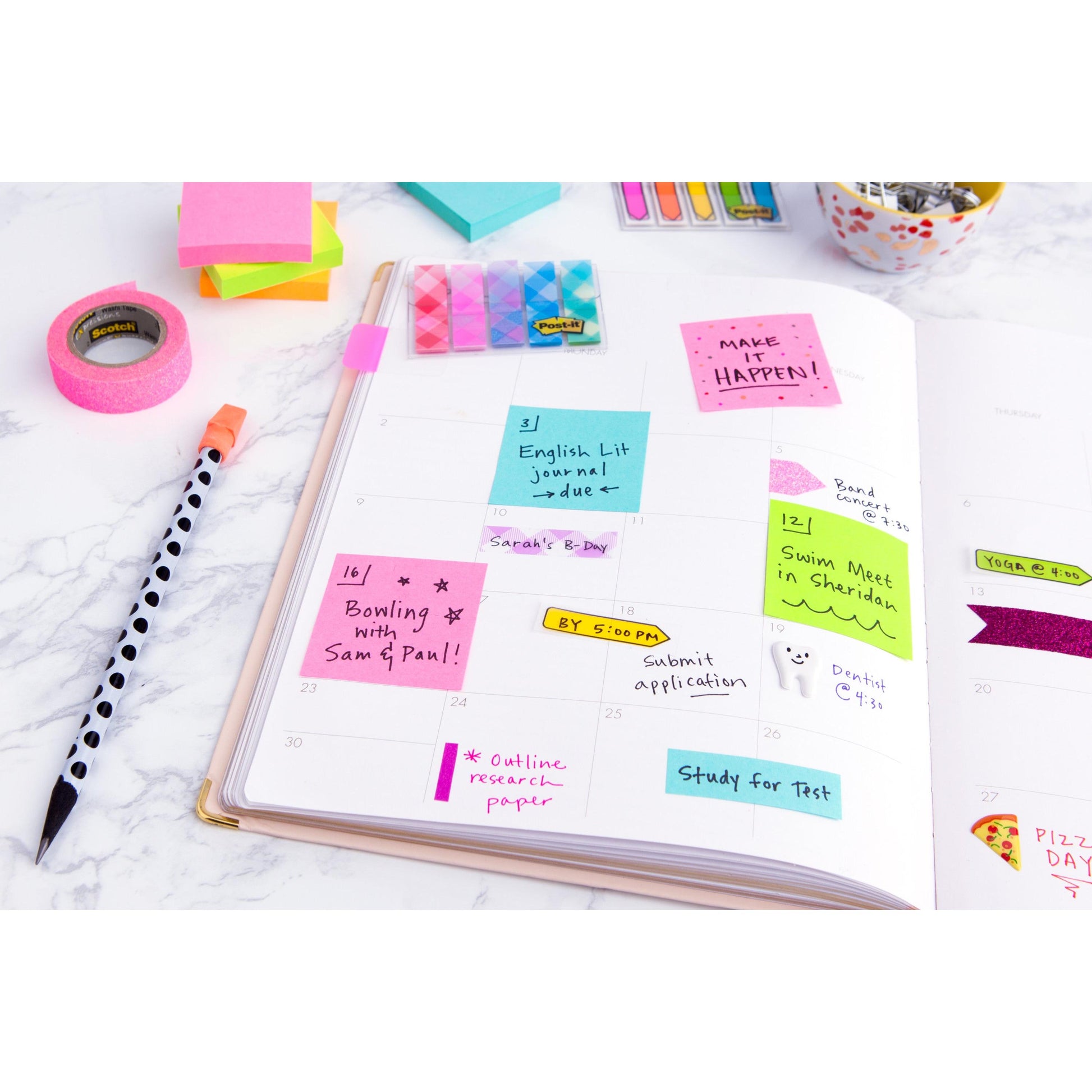 Ein offener Planer mit bunten Post-it® Notes Würfel (76 mm x 76 mm, 450 Blatt/Block, 100% PEFC) von 3M Deutschland GmbH mit handschriftlichen Erinnerungen. In der Nähe befinden sich Stifte, Washi-Tape, weitere Haftnotizen und Büroklammern auf einer weißen Fläche.