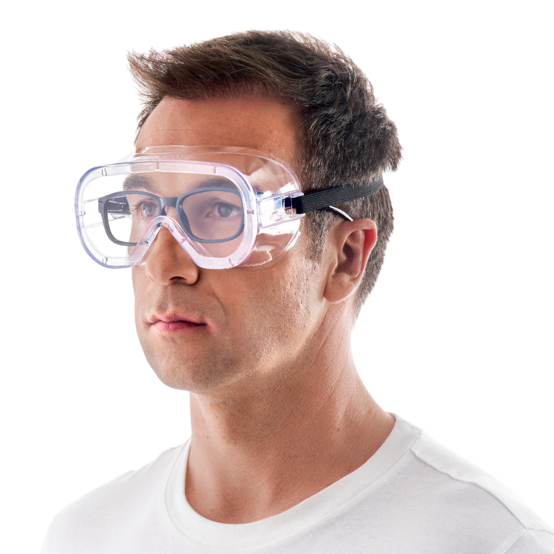 Ein Mann in einem schlichten weißen Hemd trägt die 3M™ Classic Schutzbrille 4800 (indirekt belüftet, Klarsichtscheibe) der 3M Deutschland GmbH über seiner Brille und schaut leicht zur Seite vor einem weißen Hintergrund.