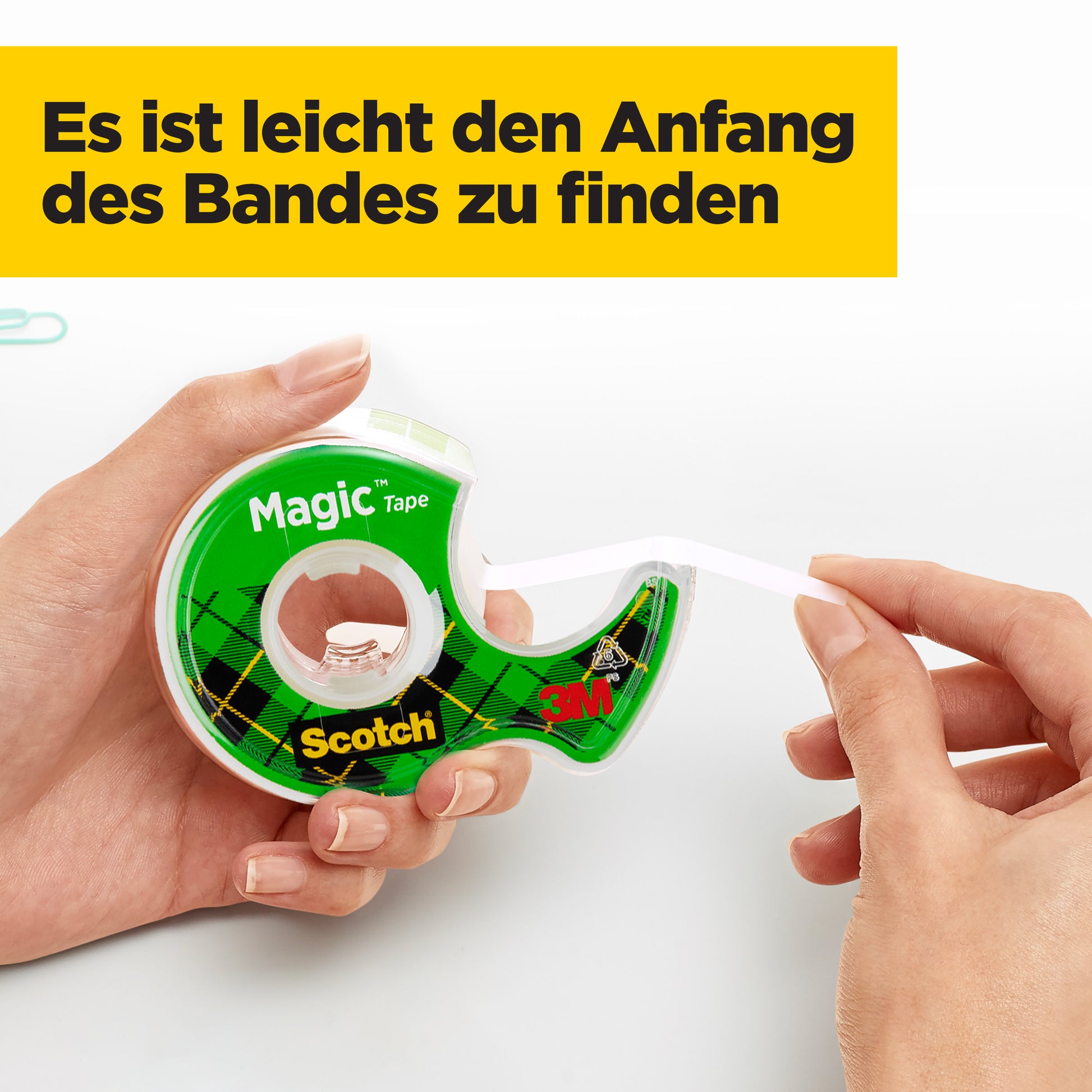 Eine Person zieht ein Klebeband aus einer Scotch® Magic™ Unsichtbares Klebeband Nachfüllpackung (1 Rolle, 19 mm x 25 m) von 3M Deutschland GmbH. Der deutsche Text lautet: "Es ist leicht den Anfang des Bandes zu finden.