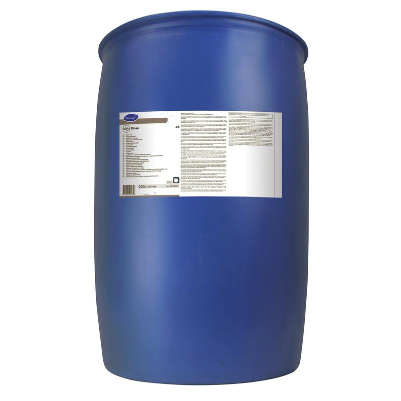 Eine große blaue Kunststofftrommel mit weißem Etikett mit Text und Barcodes, enthält Suma Rinse A5 – Neutraler Klarspüler von Diversey Deutschland GmbH & Co. OHG, verhindert Kalkablagerungen und sorgt für streifenfreie Ergebnisse; aufrecht auf einem schlichten weißen Hintergrund dargestellt.