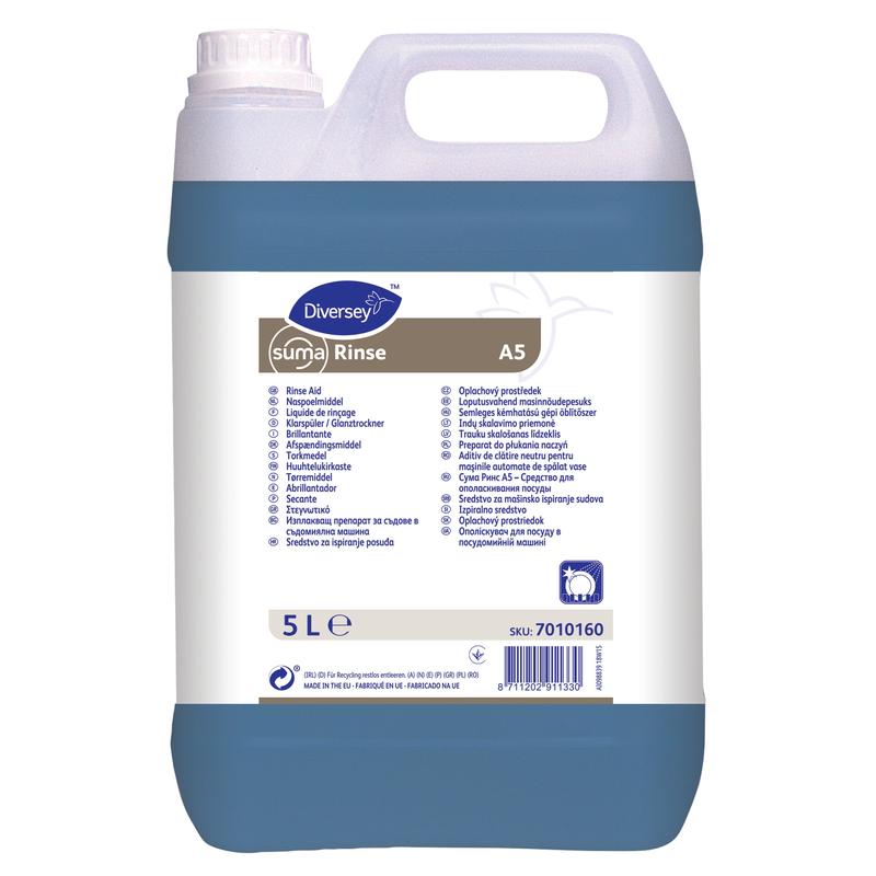 Ein 5-Liter-Kunststoffbehälter mit Suma Rinse A5 – Neutraler Klarspüler von Diversey Deutschland GmbH & Co. OHG verfügt über einen Griff, einen Schraubverschluss, ein mehrsprachiges Etikett und eine blaue Flüssigkeit, die Kalkablagerungen verhindert und streifenfreie Ergebnisse liefert.