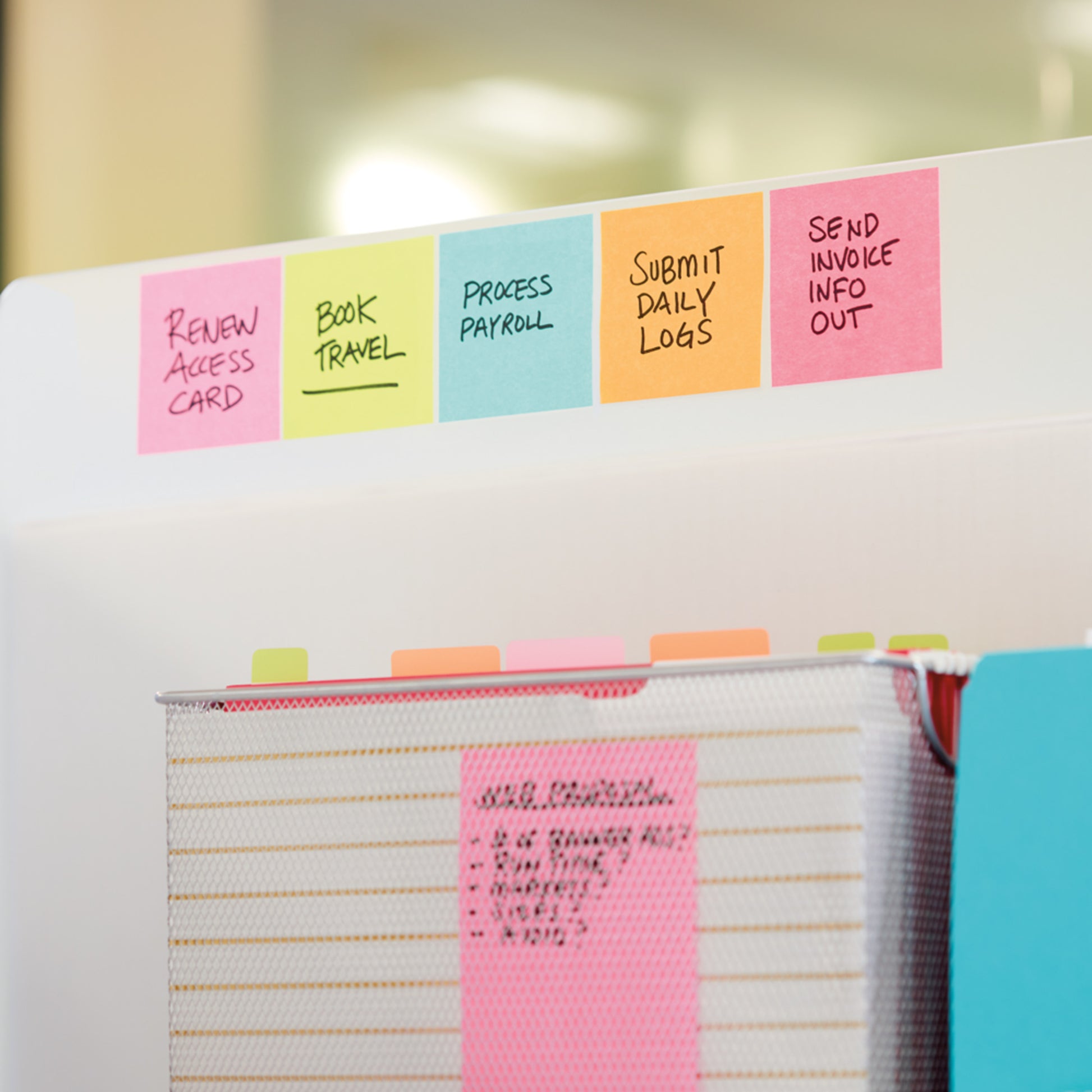 Bunte Post-it® Notes Würfel (76 x 76 mm, 450 Blatt, 100% PEFC) der 3M Deutschland GmbH - beschriftet mit Aufgaben wie "ZUGANGSKARTE ERNEUERN" und "RECHNUNGSINFO AUSSENDEN" - werden über den Akten auf einem weißen Trennblatt angebracht.