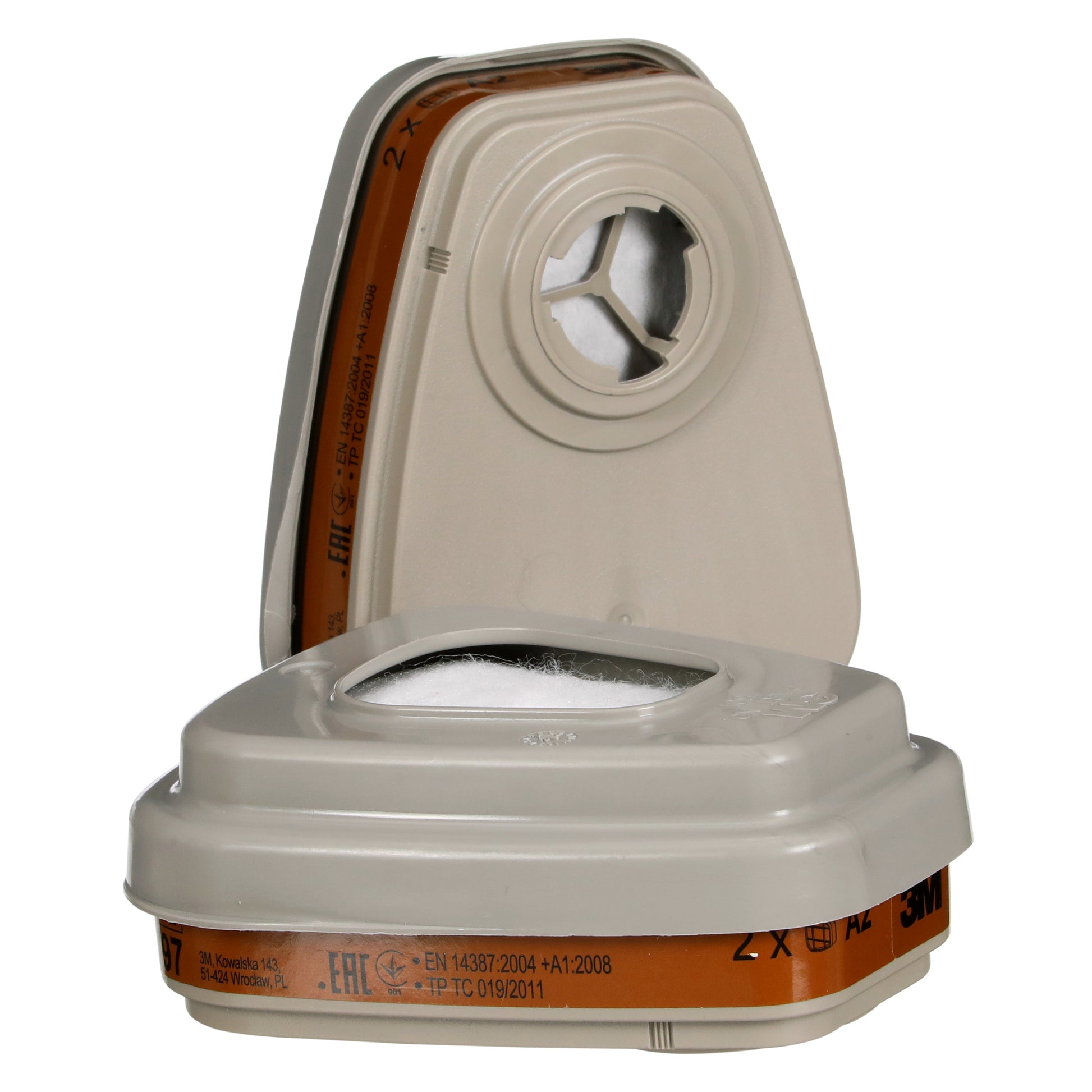 Zwei beigefarbene 3M™ Filtersätze 6003-1SP (A2P3, 2x6055, 2x5935, 2x501) mit weißer Maschenmitte und orangefarbenen Etiketten für Atemschutzmasken der 3M Deutschland GmbH; eine aufrecht, die andere in der Seitenansicht.
