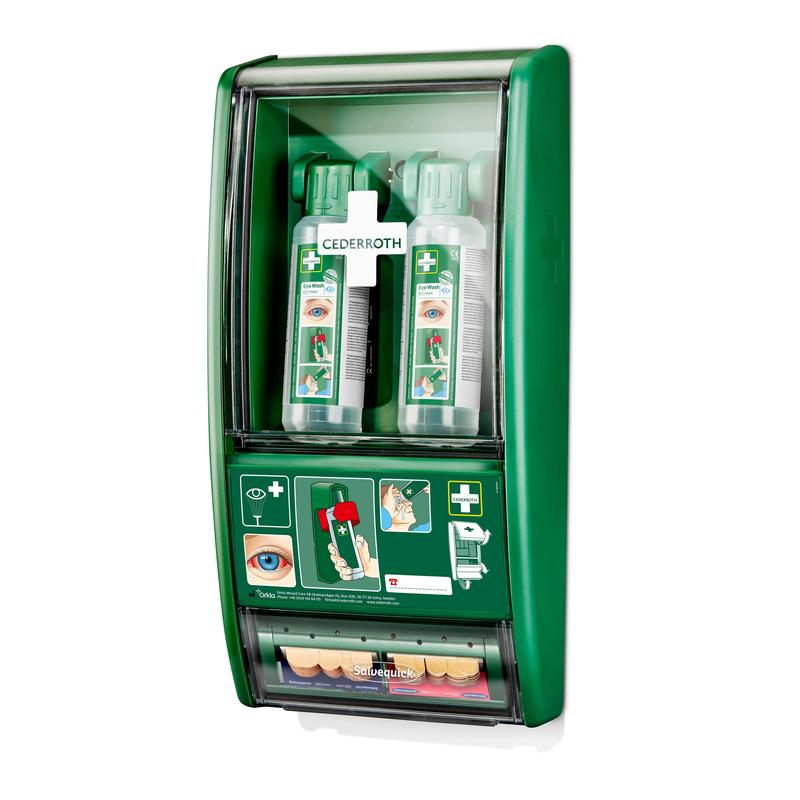 Eine grüne Cederroth Augenspülstation von Orkla Wound Care AB wird an der Wand montiert, fasst 2x500 ml Flaschen (725200) und einen Salvequick Pflasterspender (490700). Illustrierte Anweisungen auf der Vorderseite und ein Bodenfach helfen bei Augenspülung Notfallsituationen.