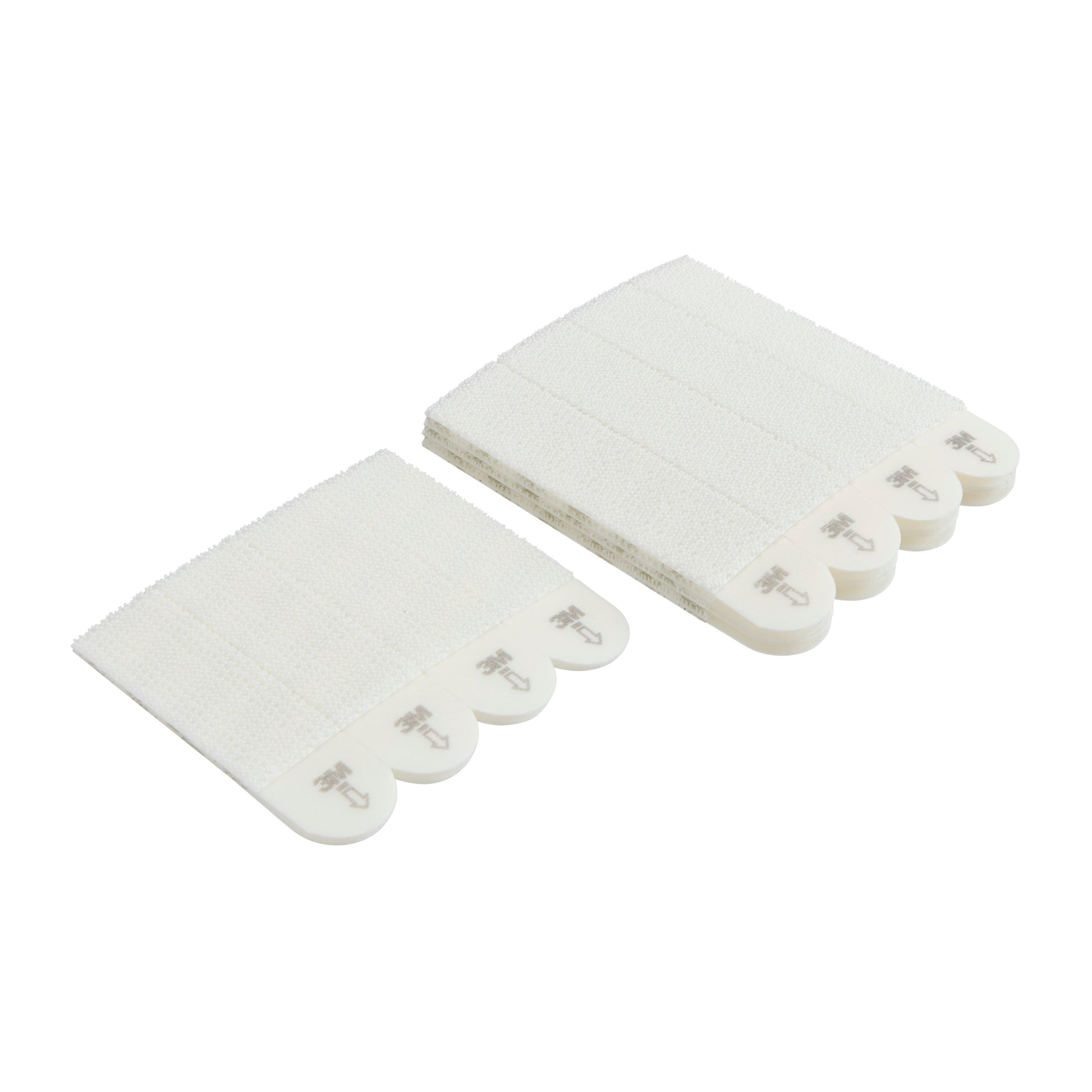 Zwei Stapel Command™ Bilder-Montage-Strips Multi-Pack 17209 von 3M Deutschland GmbH, jeweils mit Zuglaschen, abgerundeten Enden und gedruckter Anleitung, sind auf einem einfarbig weißen Hintergrund abgebildet. Jede Packung enthält 4 x 2 Streifen (1 Set).
