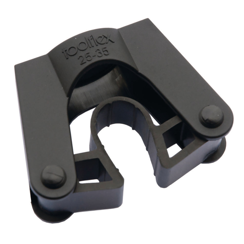Ein schwarzer Kunststoff-Rohrclip, TASKI Toolflex Stielwarenhalter von Diversey Deutschland GmbH & Co. OHG, mit einem gebogenen Mittelschlitz, der zylindrische Griffe oder Reinigungswerkzeuge sicher an Ort und Stelle hält.
