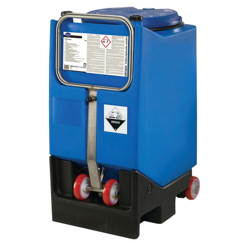 Ein großer blauer Kunststoffbehälter mit Metallgriff und Rädern von Diversey Deutschland GmbH & Co. OHG mit der Aufschrift „Suma Power T57 Alkalibooster für maschinelle Geschirrspülsysteme“ und Warn- und Hinweisschildern auf der Vorderseite.