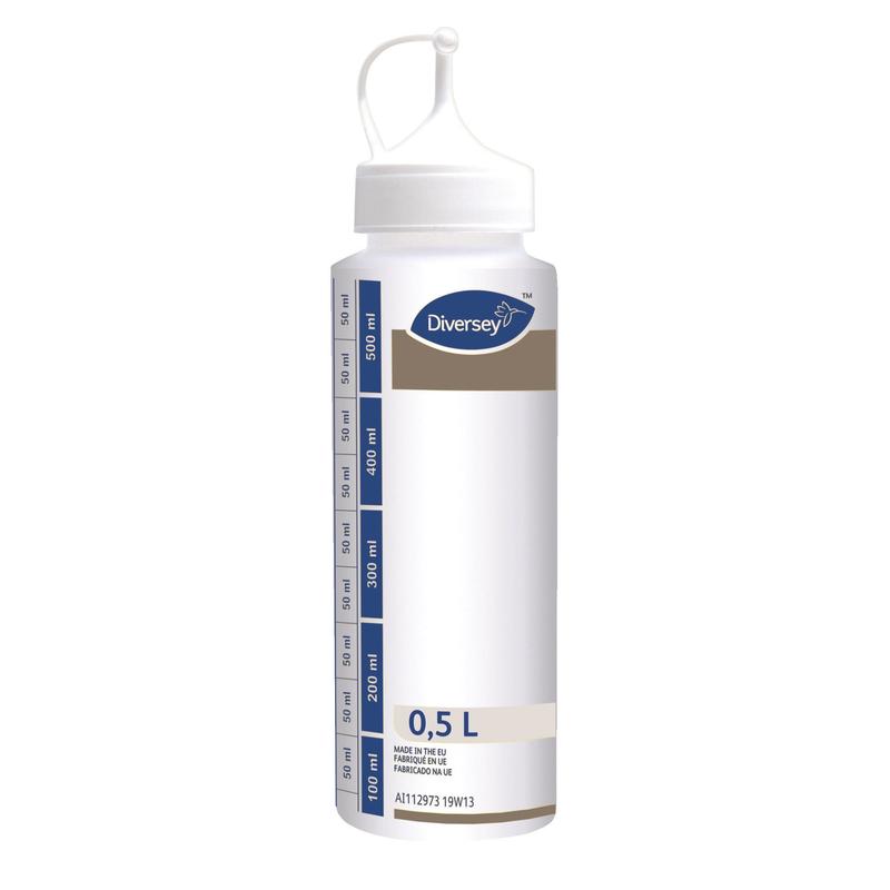 Die Dosierflasche 0,5l von Diversey Deutschland GmbH & Co. OHG ist eine weiße Leerflasche mit Messskala, weißem Verschluss und Trageschlaufe - ideal zum Nachfüllen von 300ml Flaschen mit neutralen Reinigungslösungen. Packung mit 1 Stück.