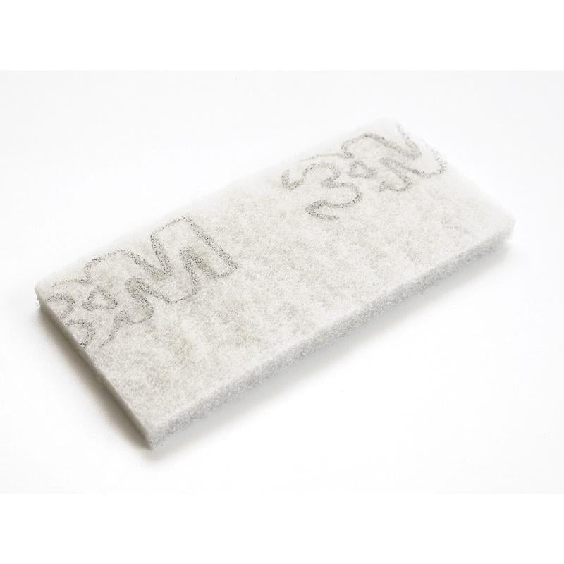 Ein weißes rechteckiges TASKI Jumbopad für Randreinigungsgeräte von Diversey Deutschland GmbH & Co. OHG, das für die professionelle Reinigung entwickelt wurde, weist mehrere graue „3M“-Logos auf und ist auf einem schlichten weißen Hintergrund abgebildet.