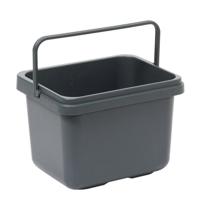 Der TASKI Tucheimer 7L von Diversey Deutschland GmbH & Co. OHG ist ein grauer rechteckiger Kunststoffeimer mit robustem Griff, Messmarkierungen auf der Innenseite und flachem Boden – das perfekte Reinigungszubehör für Haushaltsreinigungsaufgaben.