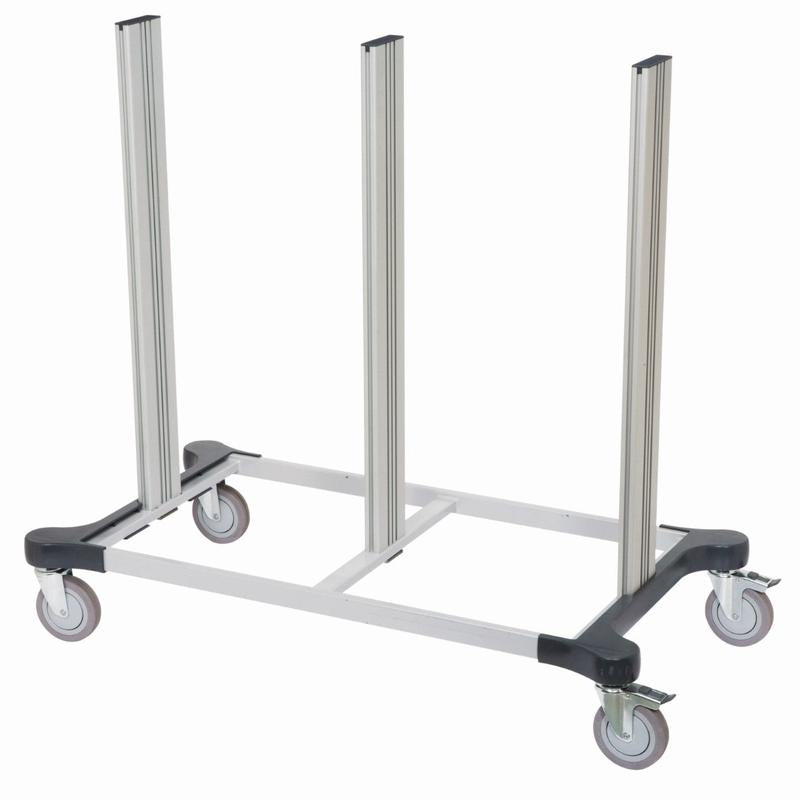 Das TASKI Fahrgestell Midi, Grundgestell groß von Diversey Deutschland GmbH & Co. OHG ist ein rechteckiger Metallwagen mit vier vertikalen Säulen und Lenkrollen, der sich für professionelle Reinigungsaufgaben und den Transport oder die Lagerung von gestapelten Gegenständen eignet.