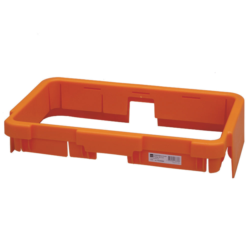 Ein orangefarbener TASKI Nano Abdeckrahmen (75-110L) von Diversey Deutschland GmbH & Co. OHG, entworfen für den Nano Tucheimer-Halter 75-110L (Doppelhalter 7518886), verfügt über Schlitze, einen Ausschnitt und ein Barcode-Etikett in einer Ecke auf weißem Hintergrund.