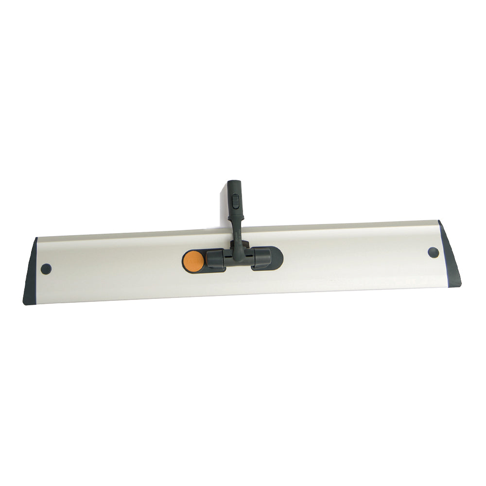 Der TASKI Jonmaster UltraPlus Mopphalter Aluminium von Diversey Deutschland GmbH & Co. OHG ist ein flacher, rechteckiger Aluminiumrahmen mit zentralem Scharnier und orangefarbenem Knopf, meist silberfarben mit schwarzen Endkappen, für die professionelle Reinigung.