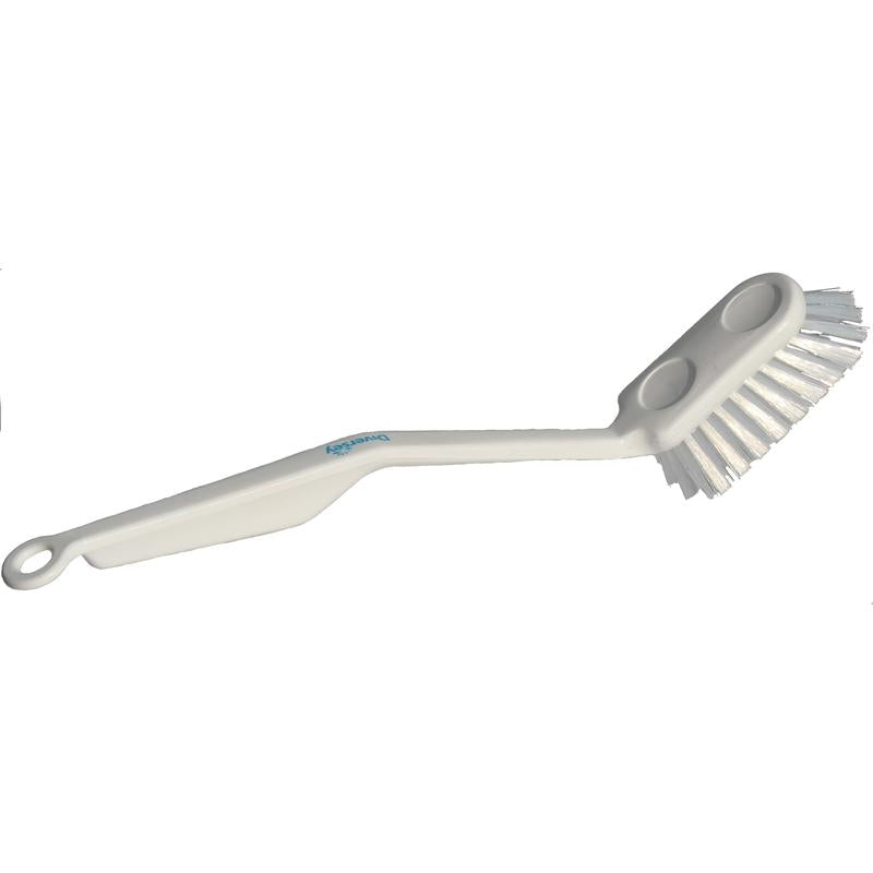Die Spülbürste mittel (285 x 33 x 20 mm) von Diversey Deutschland GmbH & Co. OHG ist eine weiße Kunststoffbürste mit gebogenem Griff, Aufhängeloch und steifen, schrägen Borsten - ideal für den täglichen Gebrauch.