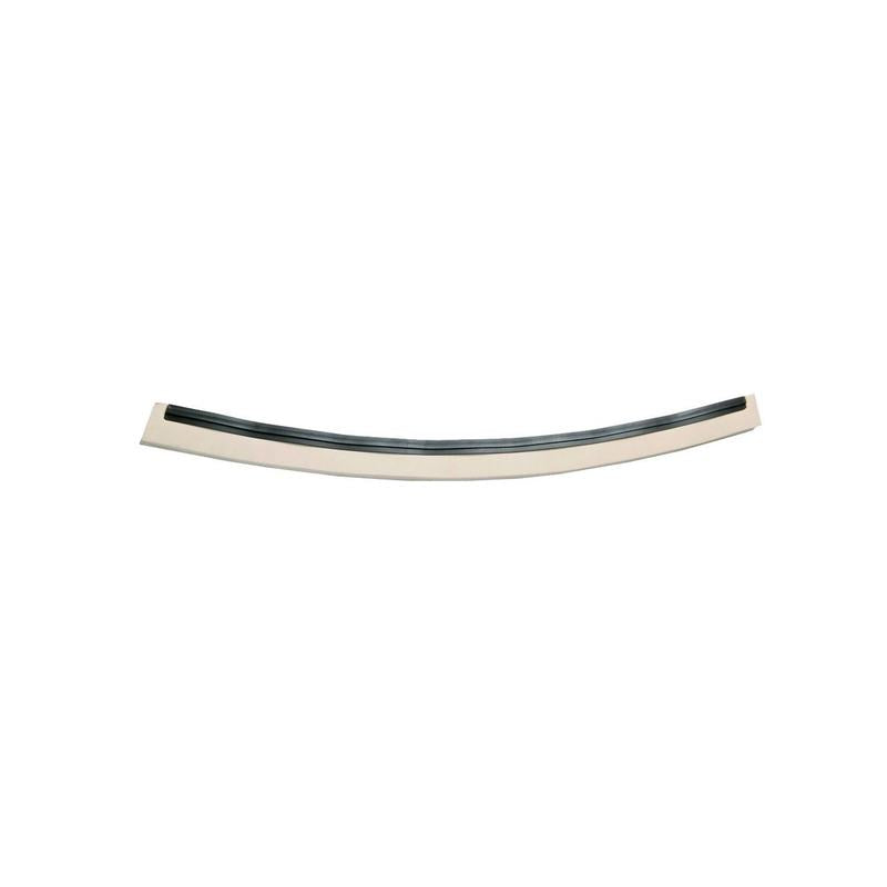 Ein einzelner Ersatzgummi 615 mm von Diversey Deutschland GmbH & Co. OHG mit einem dunklen, schmalen Abschnitt verläuft über die gesamte Länge des Metallstreifens, der auf einem schlichten weißen Hintergrund steht.
