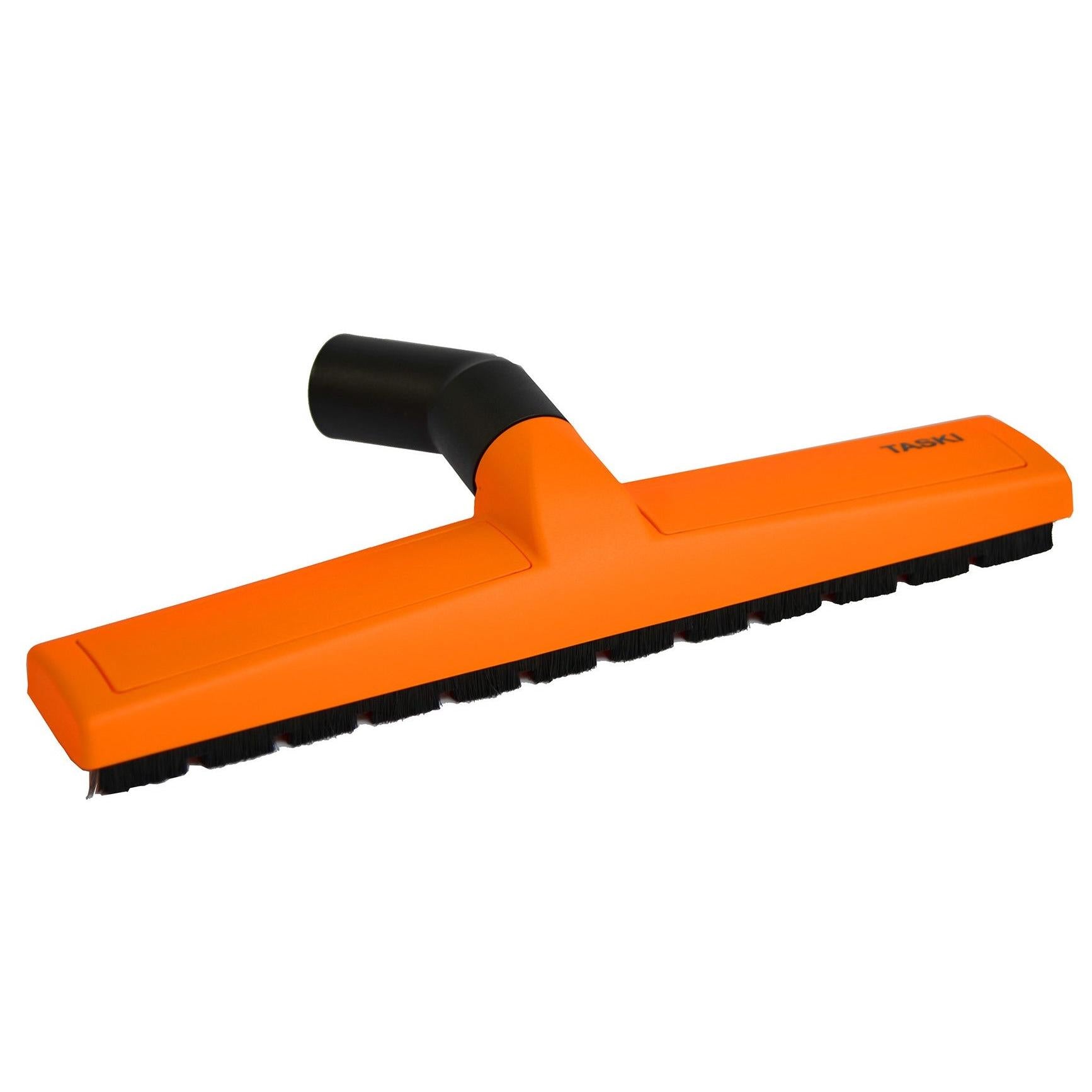 Eine orangefarbene Staubdüse 36 cm / Ø 32 mm Bodenbürste von Diversey Deutschland GmbH & Co. OHG mit schwarzen Borsten und einem abgewinkelten schwarzen Anschluss, ideal für die effiziente Hausreinigung. Die Packung enthält 1 Stück.