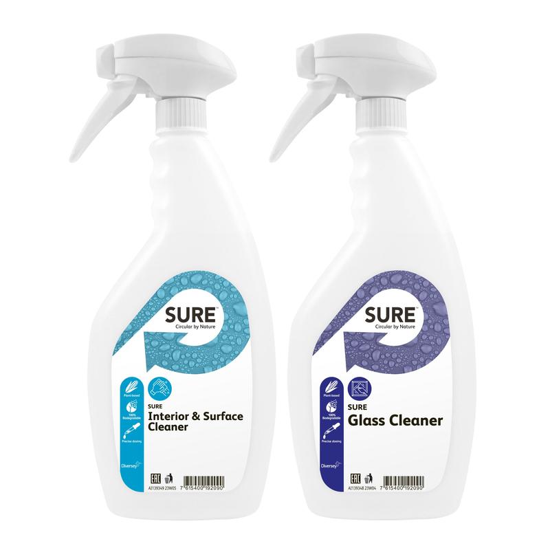 Zwei weiße Triggerspray-Flaschen der Diversey Deutschland GmbH & Co. OHG stehen nebeneinander, eine mit dem Etikett SURE Glass Cleaner und die andere mit dem Etikett SURE Interior & Surface Cleaner - umweltfreundliche Reinigungslösungen.