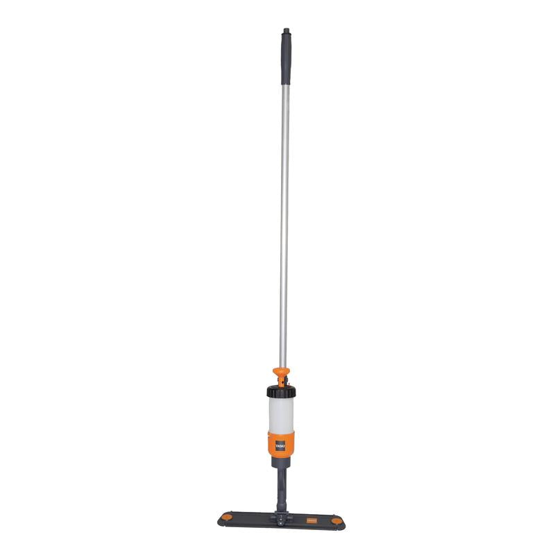 Das TASKI VersaPlus 2.0 Spraymoppgerät 40cm von Diversey Deutschland verfügt über einen silbernen Griff, orangefarbene Pumpe, Kletthalter und Druckflasche für effiziente Reinigung und vielseitigen Einsatz (1 Stück).