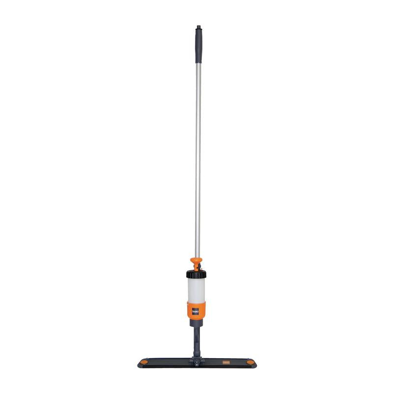Das TASKI VersaPlus 2.0 Spraymoppgerät (60 cm) von Diversey Deutschland verfügt über einen Metallgriff, einen orangefarbenen Pumpenauslöser, eine transparente Flüssigkeitsflasche in der Nähe des Griffs, ein rechteckiges Pad mit Kletthalter zur einfachen Befestigung; Packung enthält 1 Stück.