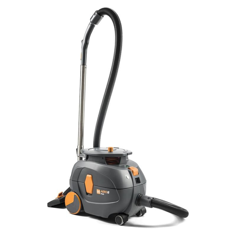 Ein TASKI AERO 8 PLUS Kesselsauger von Diversey Deutschland GmbH & Co. OHG, kompakt und leise, mit flexiblem Schlauch und Metallrohr, steht auf weißem Hintergrund. Packung: 1 Stück.