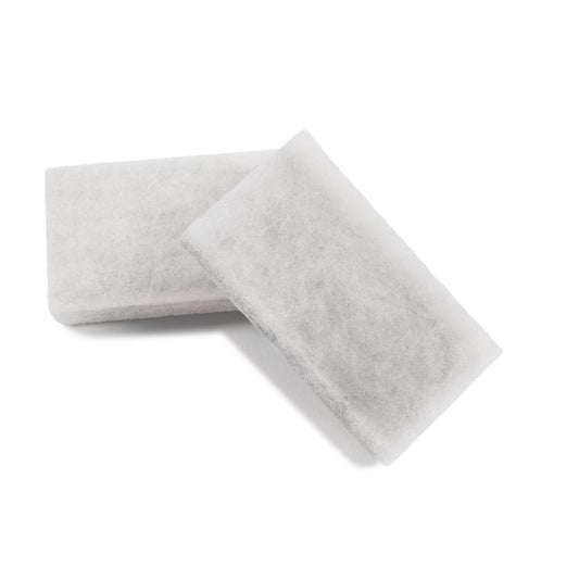 Zwei rechteckige weiße TASKI AERO Abluftfilter Pads von Diversey Deutschland GmbH & Co. OHG überlappen sich auf weißem Grund und zeigen eine faserige Struktur - ideale Ersatzpads für TASKI AERO Absauganlagen. Karton enthält 10 Packungen.