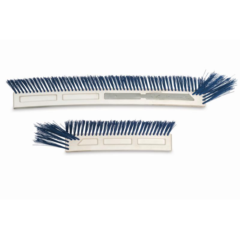 Eine TASKI IntelliSweep Kehrvorrichtung - Front, Ersatz-Kehrvorrichtung von Diversey Deutschland GmbH & Co. OHG (1 Stück) mit blauen Borsten und weißem Kunststoffsockel liegt auf weißem Hintergrund, eine länger und abgenutzt, die andere kürzer und gleichmäßig.