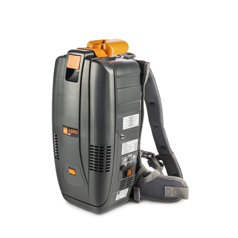 Der TASKI AERO BP E von Diversey Deutschland GmbH & Co. OHG ist ein ultraleichter 3in1 Rucksacksauger für stark überstellte Flächen und ideal zur Treppenreinigung-mit gepolsterten Trägern, mehreren Lüftungen und praktischem Tragegriff.