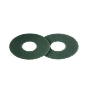 Zwei Grünes Bodenpad 225mm von Diversey Deutschland GmbH & Co. OHG, für TASKI swingo 250µicro, sind überlappend auf weißem Hintergrund abgebildet. Jedes grüne runde Pad hat in der Mitte eine runde Aussparung. Verpackung: 2 Stück.