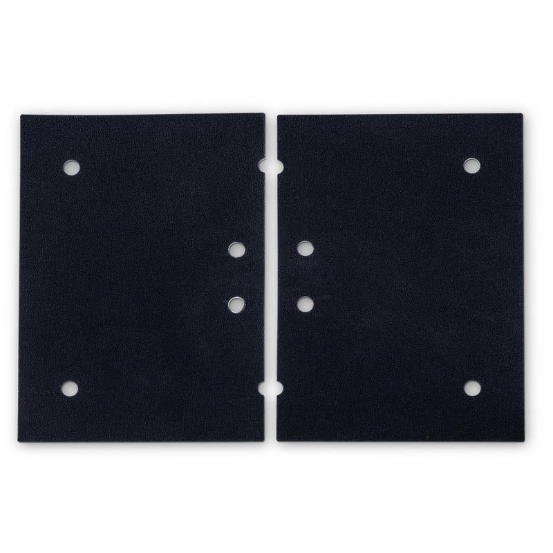 Zwei rechteckige schwarze TASKI Ultimaxx Orbital-Padhalter (14x20 Zoll, 35x50cm) von Diversey Deutschland GmbH & Co. OHG liegen nebeneinander auf weißem Untergrund, jeweils mit gleichmäßig verteilten kreisförmigen Löchern - ideal für die Reinigung großer Flächen mit der TASKI Ultimaxx OB-Reihe.