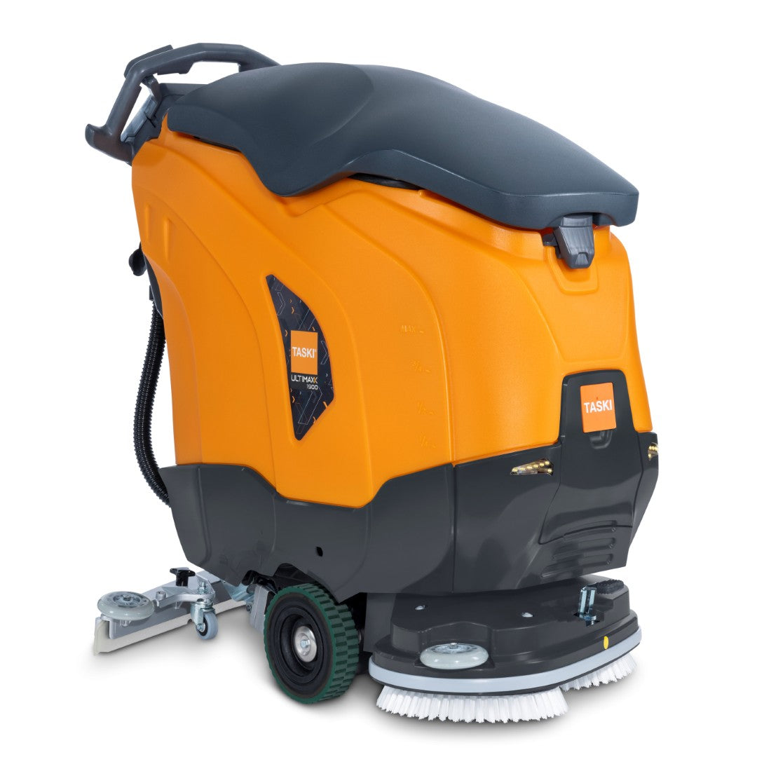 Die TASKI ULTIMAXX 1900 DD65 Performance BMS 13A EBU von Diversey: Next-Gen Scheuersaugmaschine mit Radantrieb, 42L Tank, 65cm Doppelscheibe und Kontrollgriff - perfekt für effiziente industrielle Reinigung.