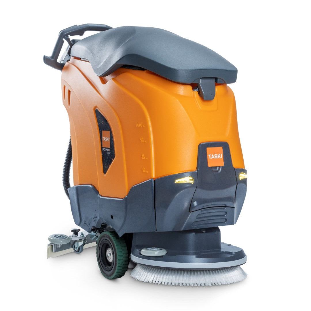 Die TASKI ULTIMAXX 1900 SD43 Performance BMS 25A EBU von Diversey, eine Scheuersaugmaschine der nächsten Generation mit Radantrieb, 42L Tank und 43cm Einzelscheibe, ist ideal für die effiziente industrielle Bodenreinigung. Verpackung: 1 Stück.
