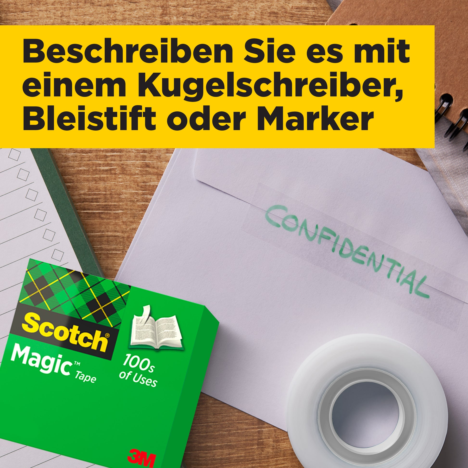 Ein weißer Umschlag mit der Aufschrift "VERTRAULICH" liegt auf einem Tisch mit einem 3M Deutschland GmbH Scotch® Magic™ Unsichtbares Klebeband Vorteilspack (24 Rollen, 19 mm x 33 m), einer Rolle Klebeband, einem Notizbuch, einem Stift und einer gelben Schachtel mit deutscher Aufschrift obenauf.