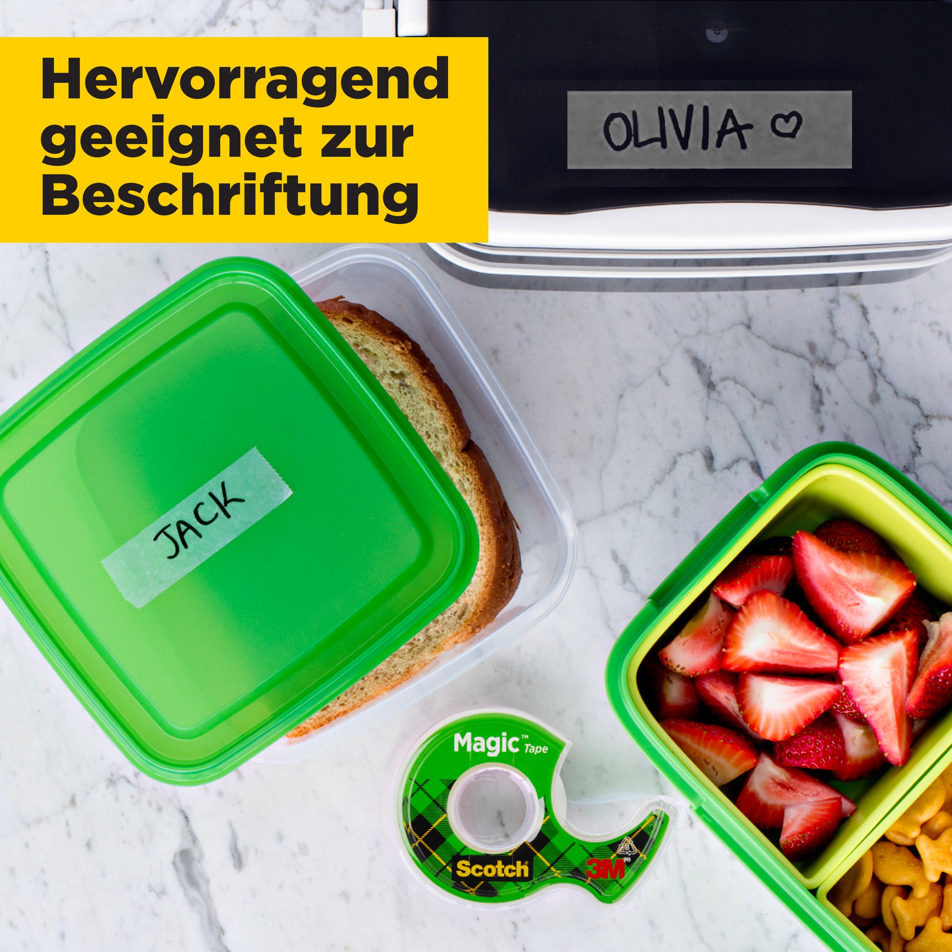 Ansicht von oben auf einen mit Scotch® Magic™ Unsichtbares Klebeband von 3M Deutschland GmbH beschrifteten Kunststoffbehälter für Mittagessen. Eine Klebebandrolle, Obst, Sandwich und Nüsse sind auf der weißen Oberfläche sichtbar. Der deutsche Text erscheint in einem gelben Kasten.