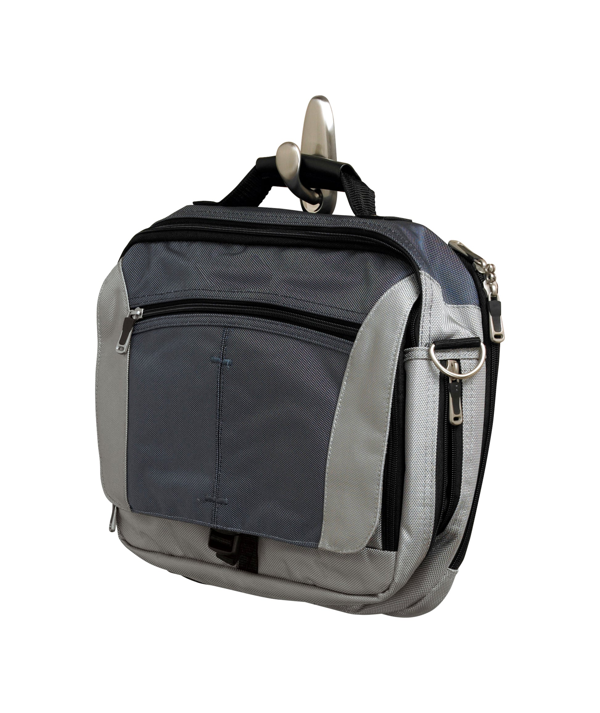 Eine grau-schwarze Reisetasche mit mehreren Reißverschlussfächern hängt an einem Command™ Metallhaken "klassisch" von 3M Deutschland GmbH vor einem weißen Hintergrund.