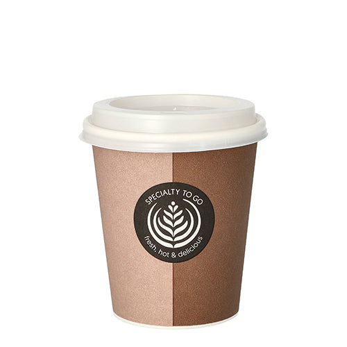 Der Starpak 10 Trinkbecher aus Pappe mit Deckel ist ideal „To Go“. Auf dem braunen Becher befindet sich das schwarze, runde Starpak-Logo mit der Aufschrift „SPECIALTY TO GO fresh, hot & köstlich“ und einem weißen Latte-Art-Design.