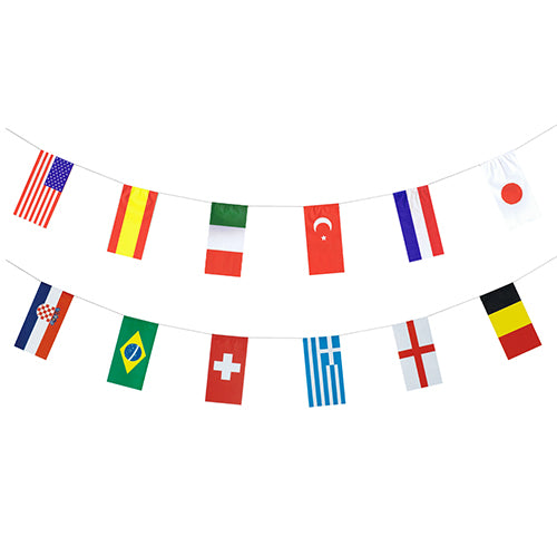 Zwei PAPSTAR Flaggenketten (10m, schwer entflammbar) mit internationalen Flaggen – u.a. USA, Spanien, Italien, Türkei, Japan & mehr – hängen auf weißem Grund. Jedes Set enthält 32 Nationen. Marke: PAPSTAR GmbH.